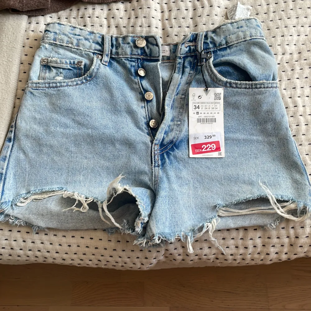 Säljer nu mina jätte fina zara jeansshorts slm jag köpte här om dagen säljer då dem var för små på mig jag brukar vanligtvis ha storlek 36 men hittade inte så jag testade dessa istället 💓. Shorts.