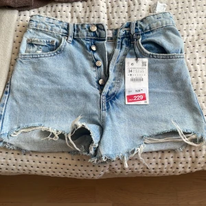 Zara jeans shorts - Säljer nu mina jätte fina zara jeansshorts slm jag köpte här om dagen säljer då dem var för små på mig jag brukar vanligtvis ha storlek 36 men hittade inte så jag testade dessa istället 💓