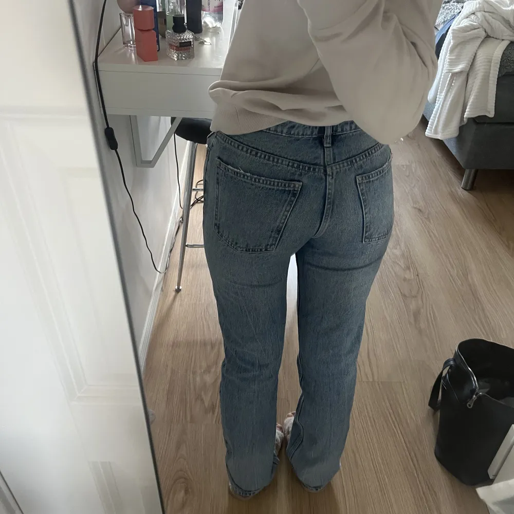 Så fina Mid Rise Jeans från zara, jag är 1,65 cm lång💓använda fåtal gånger. Jeans & Byxor.