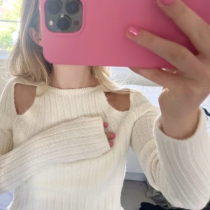 Tröja med detalj - Supercool tröja med detaljer vid axlarna/armarna❤️ slutsåld från nakd och säljer då den inte kommer till användning  