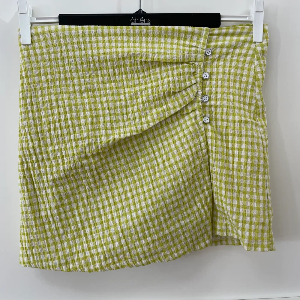 Kort grön rutig kjol från pull & bear💚 aldrig använd!. Kjolar.