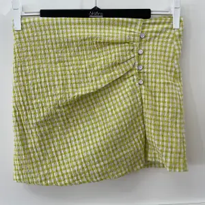 Kort grön rutig kjol från pull & bear💚 aldrig använd!