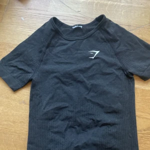 Gymshark träningstopp - Gymshark t-shirt topp, XS. Tajt passform. Använd men i bra skick. Säljer även gymshark shorts kolla på min sida❣️