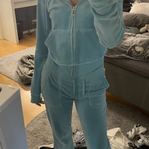 Juicy couture set -  säljer detta superfina & supersköna juicy set, då det inte kommit till större användning. och därav i nyskick💞både byxorna och tröjan är i strl XS💞 denna färgen går tyvärr inte att köpa längre i Juicy Coutures hemsida. priset kan diskuteras💕💕