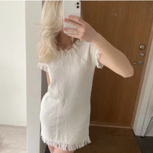 Klänning  - Säljer denna klänningen från mango 🌟bild från säljaren 