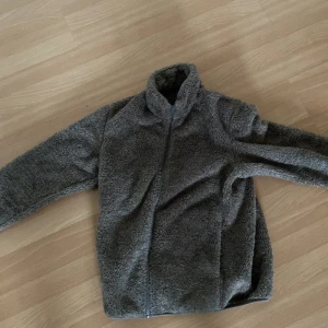 Lurvig Uniqlo tröja - Mysig tröja passar inte längre. Pris kan diskuteras!