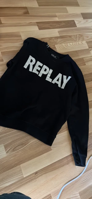 Replay sweetshirt - En svart Replay tröja  Använd fåtal ggr