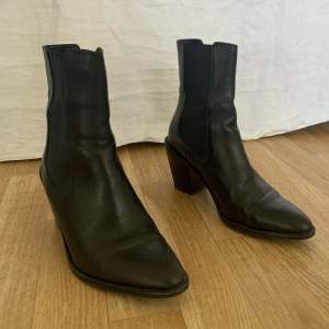 Sparsamt använda boots i läder från Zara! Enkla och sköna att gå i. 