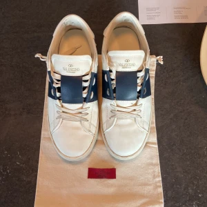 Valentino - Box borta, köparen står för frakt.  Vill bara bli av med dom för att dom är för små för mig. 