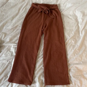 Rostfärgade tygbyxor  - Rostfärgade tygbyxor Aldrig använda så jätte fint skick! 