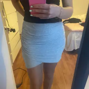 En super söt grå kort kjol, knappt använd och i bra skick!🩷