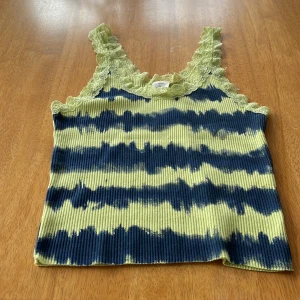 Urban Outfitters - Linne batik med spets, nyskick 