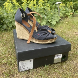 Tommy Hilfiger- klackar  - Använda ett fåtal gånger. Inköpta för 899, säljer nu för 350. 