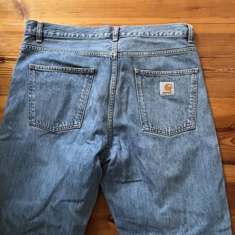 Nästan helt oanvända Carhartt WIP jeans i modellen Newel pant, storlek 33, skickar gärna fler bilder vid förfrågan! Kan diskutera pris . Jeans & Byxor.