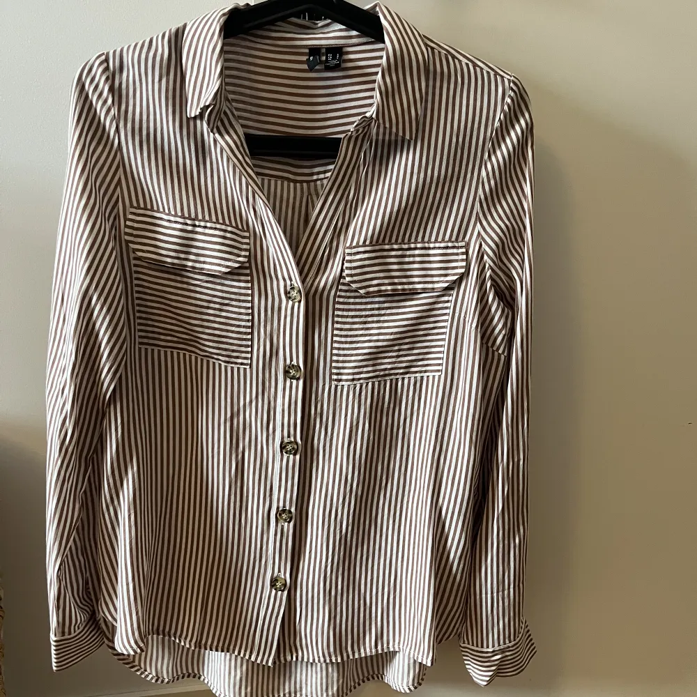 Jättefin skjorta från vero moda. Aldrig använd. Finns knappar för att kunna rulla upp ärmarna och fästa. . Skjortor.