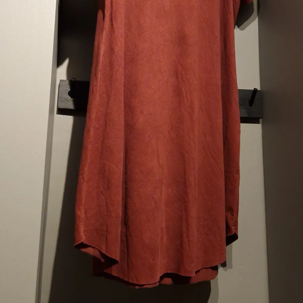 Riktigt vacker röd velour klänning från Nouvelle collection. Storlek 3xl. Endast använd ved två tillfällen och är därför i veldig bra skick. Perfekt ihopsatt med höga boots! 95% polyester och 5% elastane.. Klänningar.