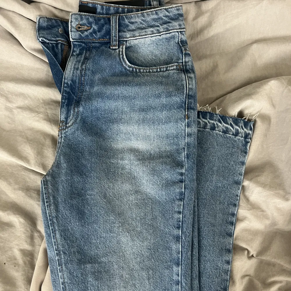 Säljer mina jeans från LXA. Sitter bra och har ett jätte skönt material. . Jeans & Byxor.