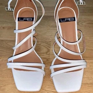 Sandaletter - Superfina sandaletter, endast prövade men har aldrig kommit till användning.