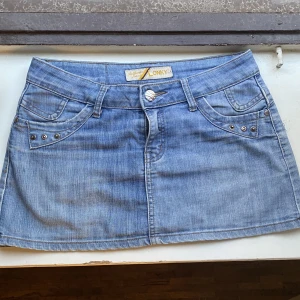 Kort jeanskjol  - Snygg jeans kjol i mycket bra skick! Coola detaljer, se bilderna. Skickar mått privat. 💗