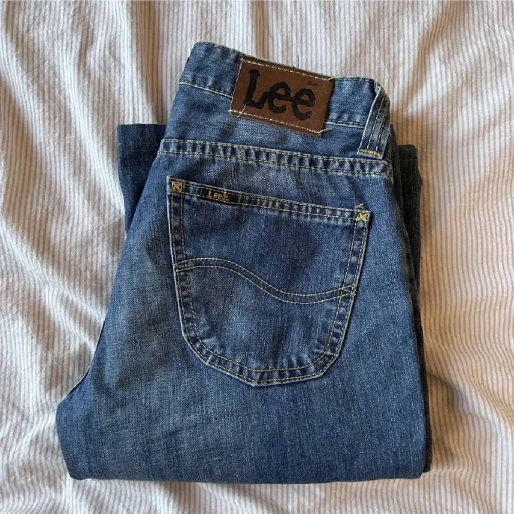 Säljer nu mina supersnygga jeans från Lee, dessa är low med bootcut, storleken är 34/xs och sitter bra på mig som är 167 lång, nypris ligger på cirka 700kr. Jeans & Byxor.