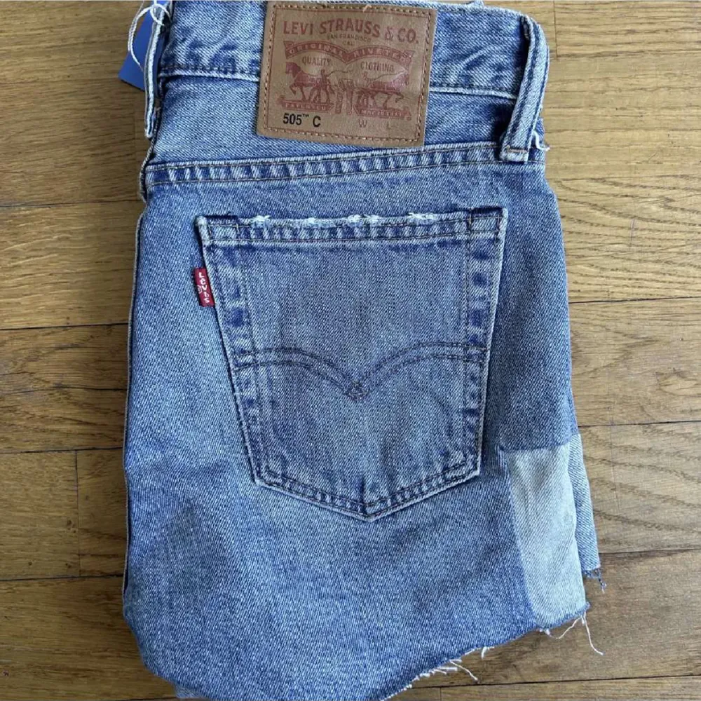 Ett par sköna shorts från Levis i storlek 26, helt oanvända pga storleken men skitsnygga, köpta för 300kr säljs för hälften.. Shorts.