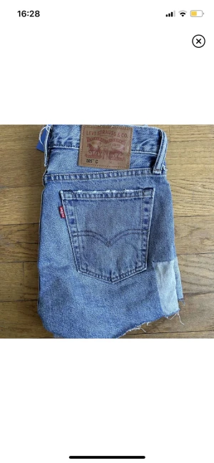 Levis shorts - Ett par sköna shorts från Levis i storlek 26, helt oanvända pga storleken men skitsnygga, köpta för 300kr säljs för hälften.