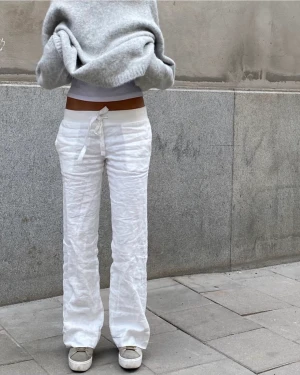 Linnebyxor  - Säljer helt nya linnebyxor från alobha, endast testade och i förpackningen det kom i. Jättefina men för långa på mig som är 166.