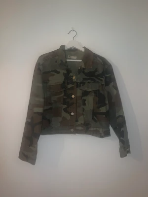 Jeans jacka  - Jeans jacka i militär tryck, använd 1 gång i ungefär 10 min så bra skick, den är i kortare modell och i storlek L från Ginatricot