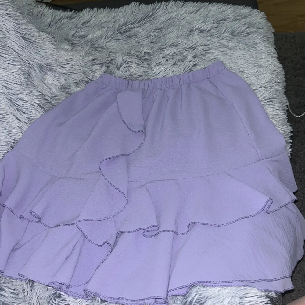 En lila kjol från en affär i polen kommer tyvärr inte ihåg namnet på affären, storlek M, bra skick aldrig använd kommer inte ihåg nypriset men säljer för 50kr 💓😊. Kjolar.
