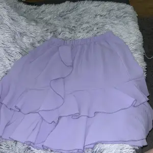En lila kjol från en affär i polen kommer tyvärr inte ihåg namnet på affären, storlek M, bra skick aldrig använd kommer inte ihåg nypriset men säljer för 50kr 💓😊