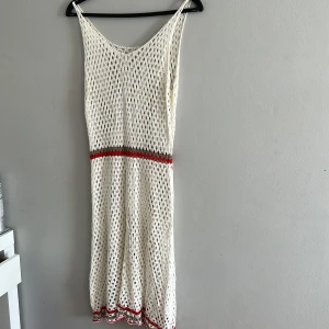 Stickad coverup - Säljer denna stickade klänningen som kan användas som coverup över bikinin etc. Såå fina detaljer på😍 köpt i en butik i Italien och är i storlek S