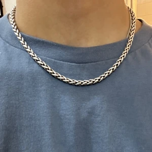 Silver Kedja - Fet oxiderat silver kedja från guldfynd, säljer dä jag har tröttnat på den. Inga defekter men har tyvärr inte kvitto på den då jag fick den i present av en familjemedlem men stämpel finns på! Nypris är ca 2500kr! Hör av dig vid frågor. Allt gott/ Philip