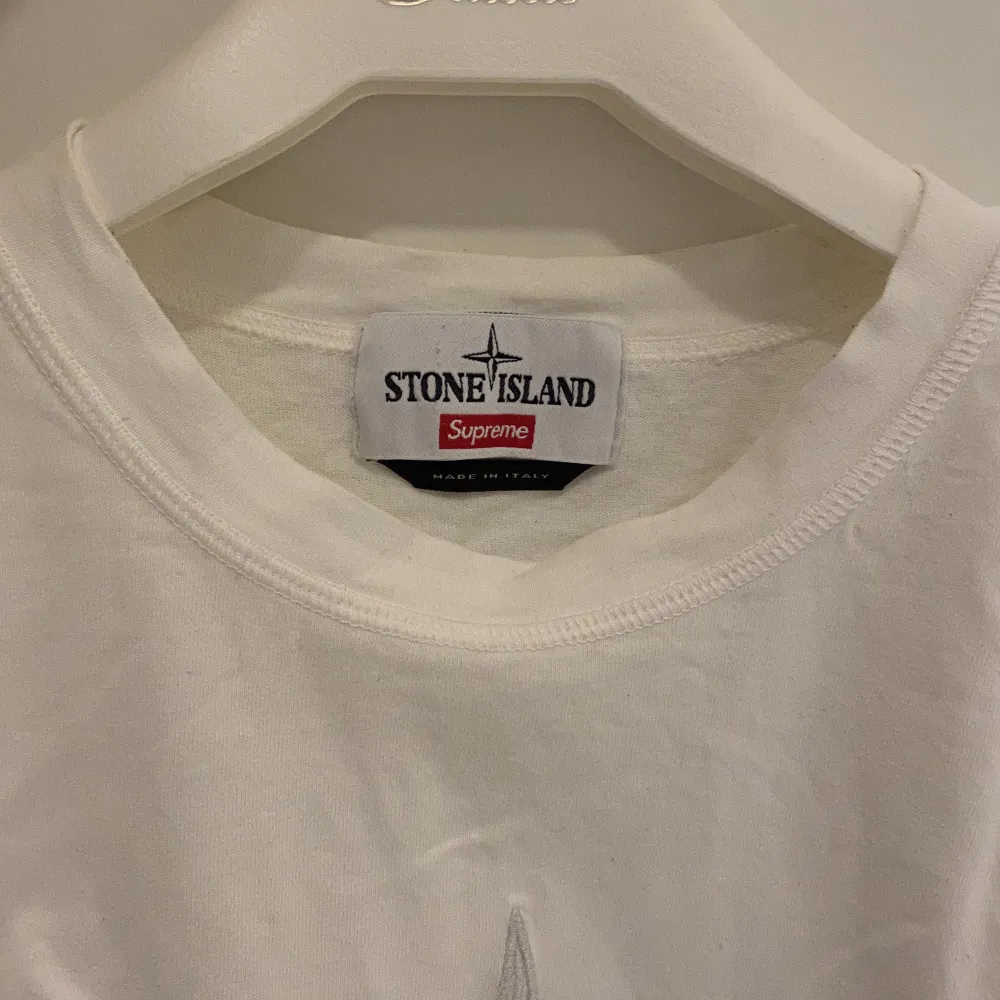 Tröja, stl. M, Herr  Sällsynt t-shirt från samarbetet mellan Supreme och Stone island som släpptes i ett mycket limiterat antal.   Tröjan är i utmärkt skick och har inte använts.  fraktas i  Sverige smidigt och säkert och möjlighet till upphämtning finns!. T-shirts.