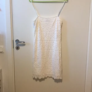 Zara klänning - Perfekta klänningen till sommaren!!! Har två lager så är inte genomskinlig och jätteskönt material. Är storlek large, fast jag är small och passar mig och säkert också medium. Priset går att diskuteras!