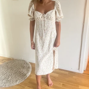 Sommar dröm - Så fin blommig klänning från Zalando, nyskick. Jag är 160 klänningen är 42 men den är väldigt liten i storlek, säljer för den är för stor för mig