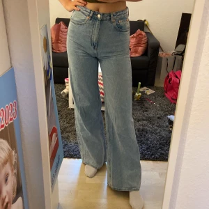 Vida jeans - Vida o högmidjade jeans från Weekday i modellen Ace. W26 L34.