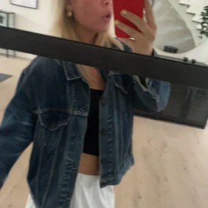 Levis jeansjacka - Säljer min snygga jeansjacka från levis. 
