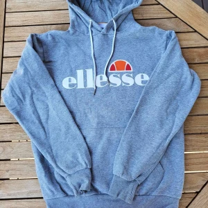 Ellesse-Hoddie - Använd men fint skick! I storleken är den mer som en 38 än en 40!  200kr, frakt tillkommer!💕