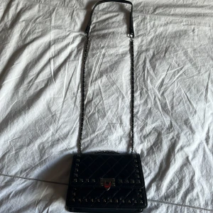 Väska - En perfekt väska att ha, man får plats med mycket och den är i jätte bra material 