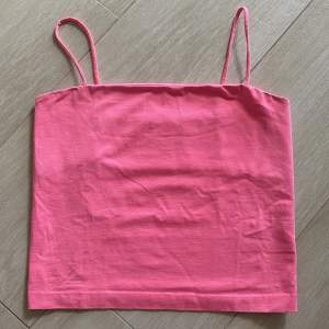 Somrigt neonrosa linne från GinaTricot. Bra skick och i storlek M! Säljes då den inte kommer till användning. Använd kanske 2 gånger🩷