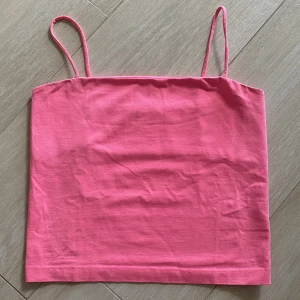 Rosa linne GinaTricot - Somrigt neonrosa linne från GinaTricot. Bra skick och i storlek M! Säljes då den inte kommer till användning. Använd kanske 2 gånger🩷