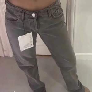 Så fina gråa jeans från Zara i storlek 38💗 de passa mig som har 36/38 i byxor! På andra bilden ser man passformen, jag är 169cm😊 första bilden är inte min!