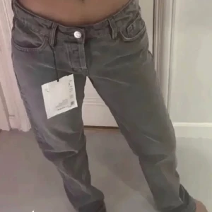 Grå zara jeans - Så fina gråa jeans från Zara i storlek 38💗 de passa mig som har 36/38 i byxor! På andra bilden ser man passformen, jag är 169cm😊 första bilden är inte min!