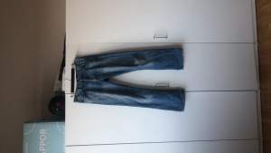 Säljer ett par hope jeans av den blå färgen som inte säljs längre. Byxorna är i mycket bra skick  Perfekta till sena sommarkvällar 