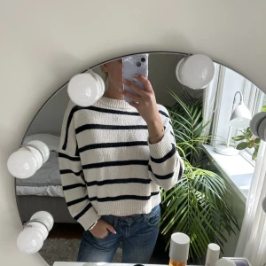 Randig stickad tröja  - Randig stickad tröja från pull & bear i storlek S. Tröjan är i bra skick.