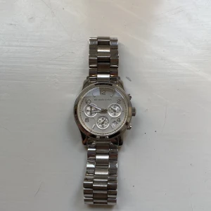 Micheal kors klocka  - Sparsamt använd. Nypris 2500 Säljer för 500
