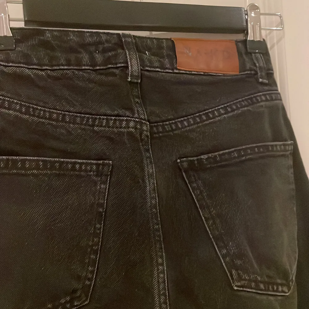 Ett par snygga svarta högmidjade jeans från NA-KD🖤 De är ganska långa i benen. Jeans & Byxor.
