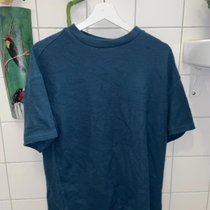 Marinblå t-shirt - Marinblå/turkos t-shirt  Oversized på mig så M-L Oanvänt skick! Märket står ej
