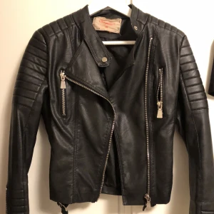 Skinnjacka  - En skinnjacka med dragkedjor i slutet av armarna. Den är ifrån Chelsea och använd någon gång men är inte min stil längre. Det är i storlek M men är ganska liten i storlek så passar även S. Vid fler frågor skriv privat