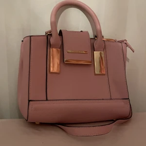 Rosa väska  - Nyskick 